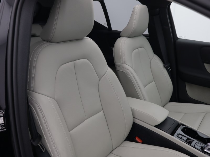 2025 (75) VOLVO XC40 2.0 B3P Ultra Dark 5dr Auto 5653985
