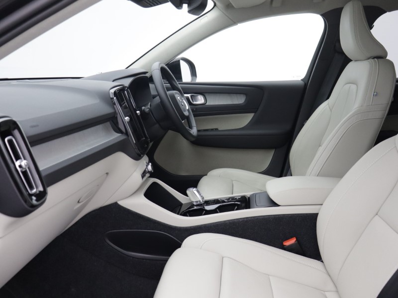 2025 (75) VOLVO XC40 2.0 B3P Ultra Dark 5dr Auto 5653972