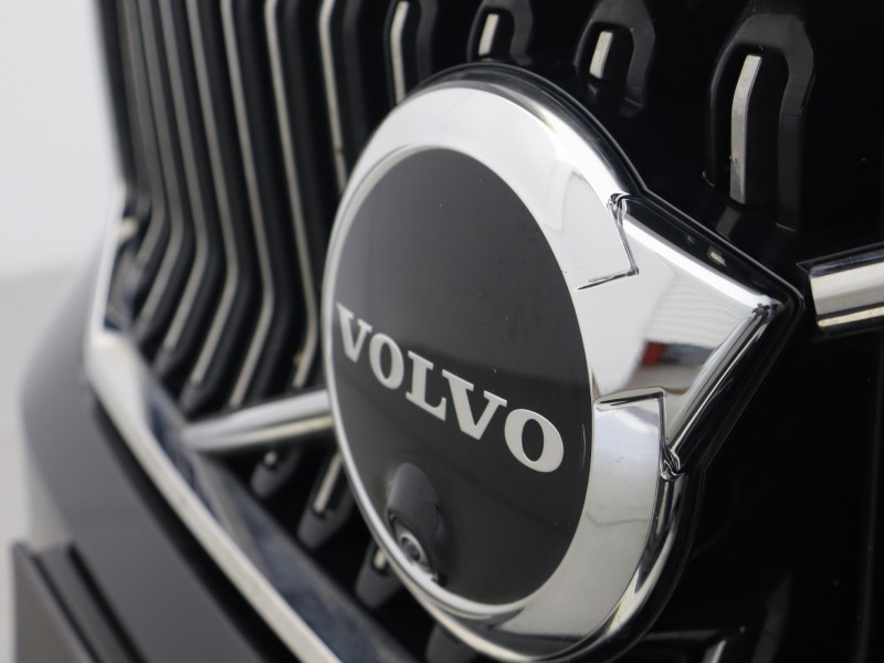 2025 (75) VOLVO XC40 2.0 B3P Ultra Dark 5dr Auto 5653946