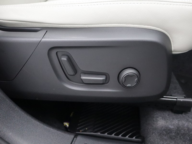 2025 (75) VOLVO XC40 2.0 B3P Ultra Dark 5dr Auto 5653983
