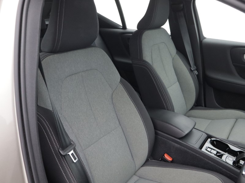 2023 (23) VOLVO XC40 2.0 B3P Plus Dark 5dr Auto 5667796