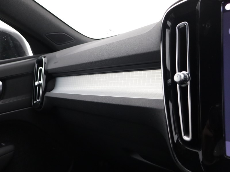 2023 (23) VOLVO XC40 2.0 B3P Plus Dark 5dr Auto 5667818