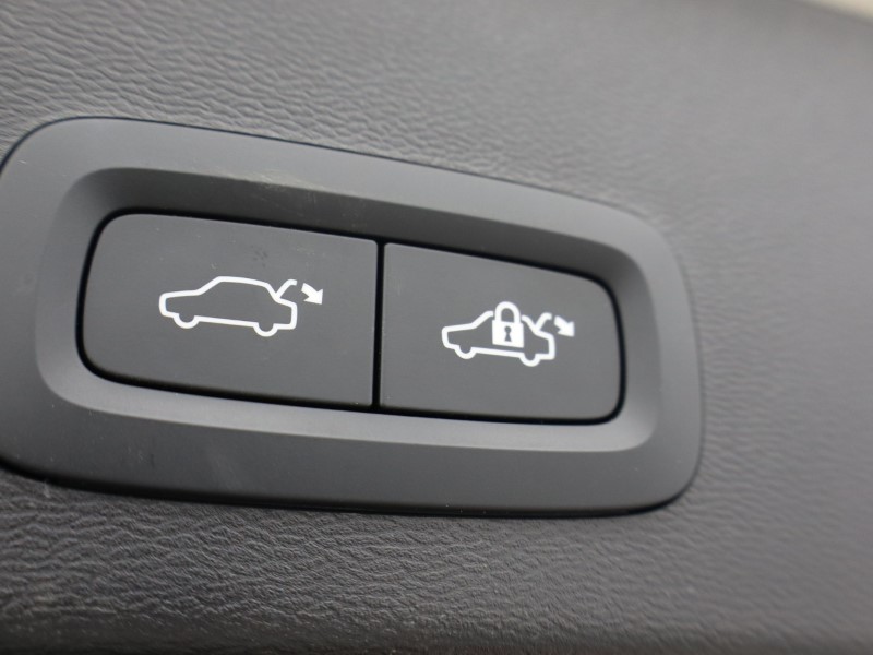 2023 (23) VOLVO XC40 2.0 B3P Plus Dark 5dr Auto 5667779