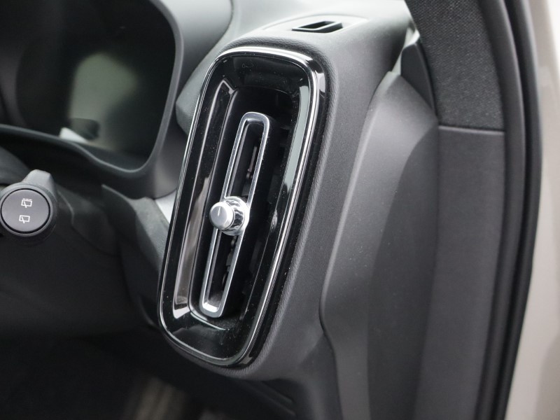 2023 (23) VOLVO XC40 2.0 B3P Plus Dark 5dr Auto 5667792