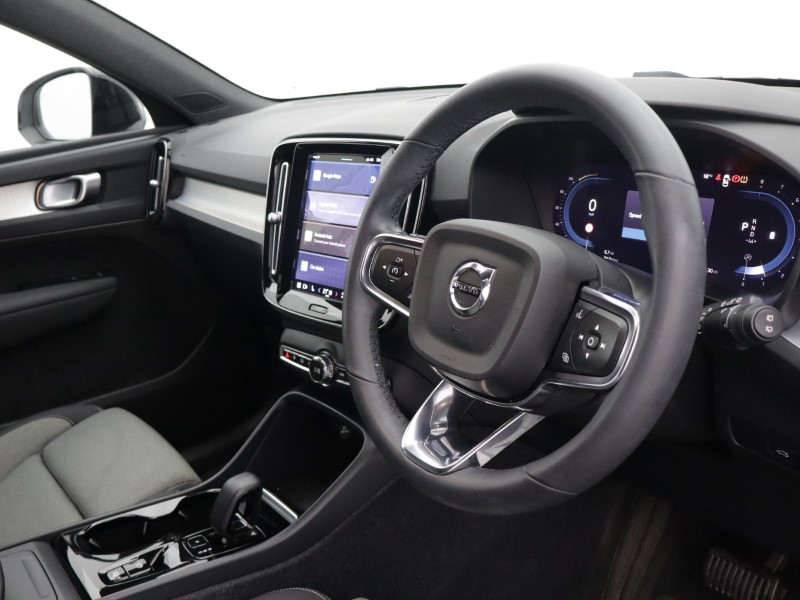 2023 (72) VOLVO XC40 2.0 B3P Plus Dark 5dr Auto 5683937