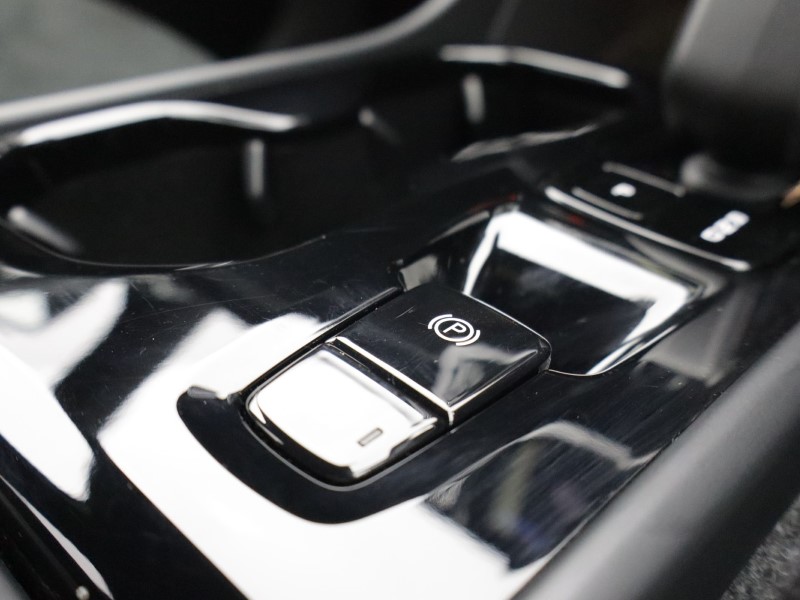 2025 (25) VOLVO XC40 2.0 B4P Plus Dark 5dr Auto *VAT QUALIFYING* 5701669