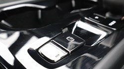 2025 (25) VOLVO XC40 2.0 B4P Plus Dark 5dr Auto *VAT QUALIFYING* 5701669