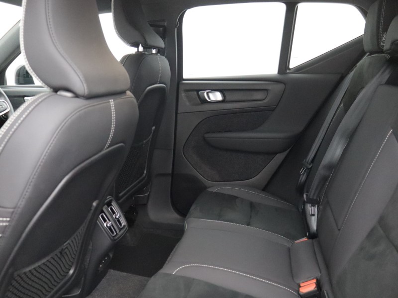 2025 (25) VOLVO XC40 2.0 B4P Plus Dark 5dr Auto *VAT QUALIFYING* 5701636