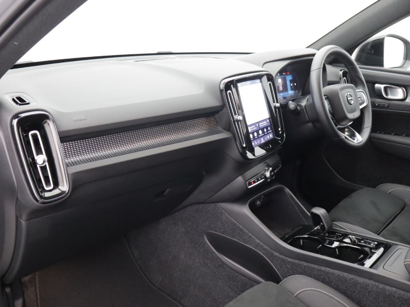 2025 (25) VOLVO XC40 2.0 B4P Plus Dark 5dr Auto *VAT QUALIFYING* 5701648