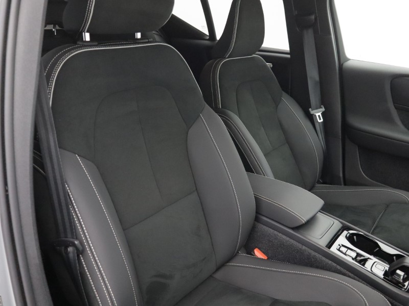 2025 (25) VOLVO XC40 2.0 B4P Plus Dark 5dr Auto *VAT QUALIFYING* 5701646