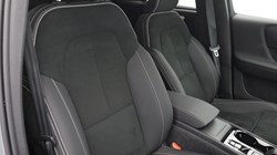 2025 (25) VOLVO XC40 2.0 B4P Plus Dark 5dr Auto *VAT QUALIFYING* 5701646