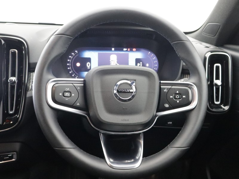 2025 (25) VOLVO XC40 2.0 B4P Plus Dark 5dr Auto *VAT QUALIFYING* 5701656