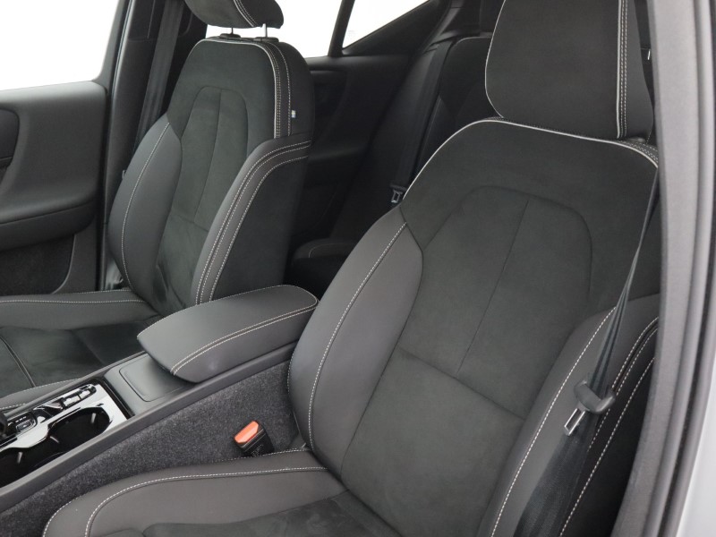 2025 (25) VOLVO XC40 2.0 B4P Plus Dark 5dr Auto *VAT QUALIFYING* 5701647