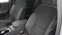 2025 (25) VOLVO XC40 2.0 B4P Plus Dark 5dr Auto *VAT QUALIFYING* 5701647