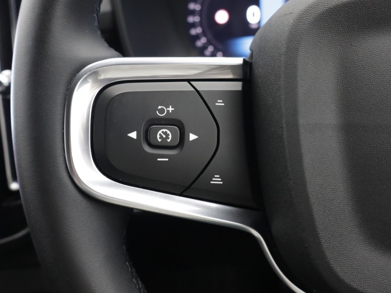2025 (25) VOLVO XC40 2.0 B4P Plus Dark 5dr Auto *VAT QUALIFYING* 5701657