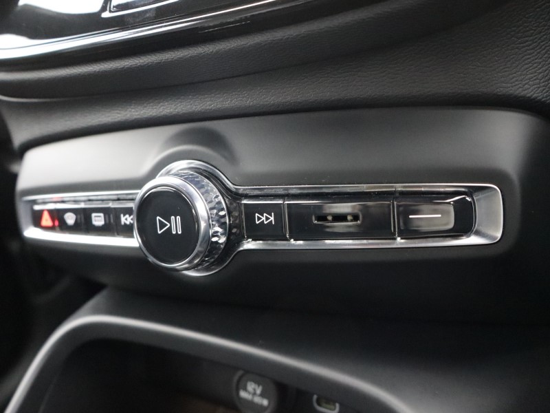 2025 (25) VOLVO XC40 2.0 B4P Plus Dark 5dr Auto *VAT QUALIFYING* 5701667