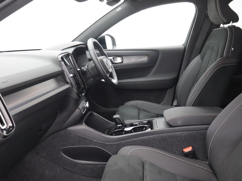 2025 (25) VOLVO XC40 2.0 B4P Plus Dark 5dr Auto *VAT QUALIFYING* 5701635