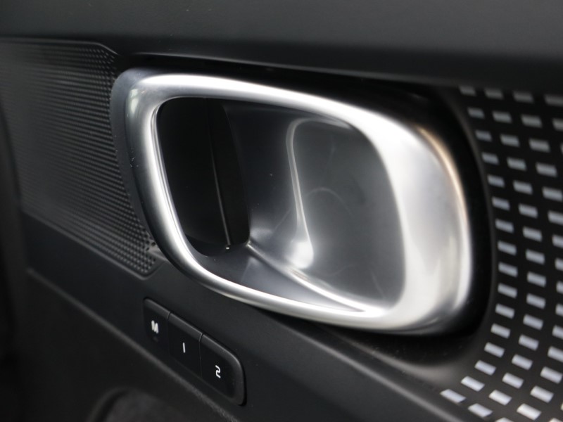 2025 (25) VOLVO XC40 2.0 B4P Plus Dark 5dr Auto *VAT QUALIFYING* 5701640