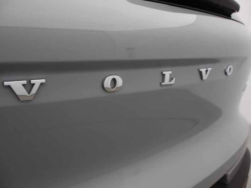 2025 (25) VOLVO XC40 2.0 B4P Plus Dark 5dr Auto *VAT QUALIFYING* 5701626