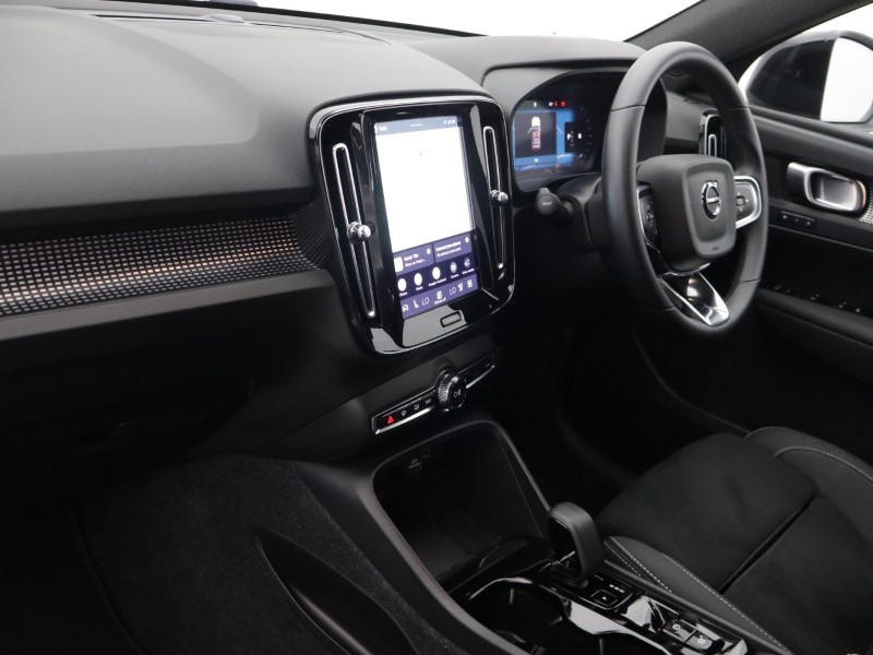 2025 (25) VOLVO XC40 2.0 B4P Plus Dark 5dr Auto *VAT QUALIFYING* 5701649