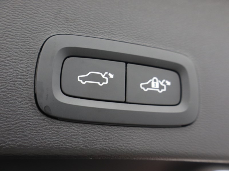 2025 (25) VOLVO XC40 2.0 B4P Plus Dark 5dr Auto *VAT QUALIFYING* 5701629