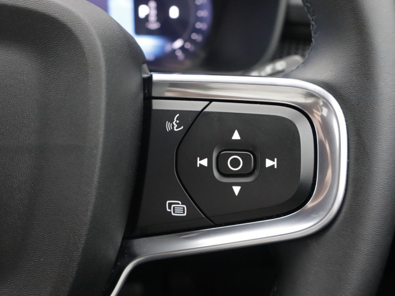 2025 (25) VOLVO XC40 2.0 B4P Plus Dark 5dr Auto *VAT QUALIFYING* 5701658
