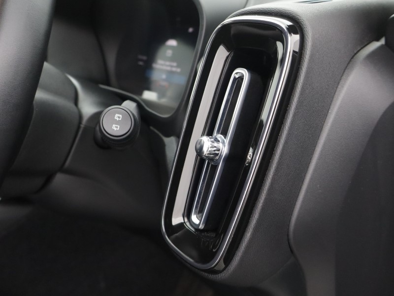 2025 (25) VOLVO XC40 2.0 B4P Plus Dark 5dr Auto *VAT QUALIFYING* 5701642