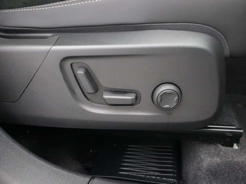 2025 (25) VOLVO XC40 2.0 B4P Plus Dark 5dr Auto *VAT QUALIFYING* 5701644