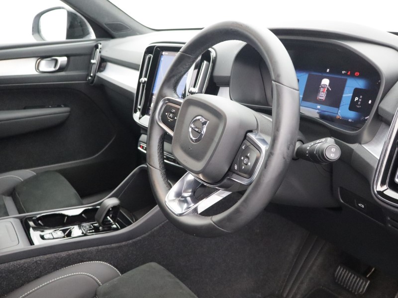 2025 (75) VOLVO XC40 2.0 B4P Plus Dark 5dr Auto 5693837