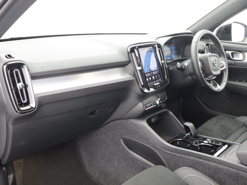 2025 (75) VOLVO XC40 2.0 B4P Plus Dark 5dr Auto 5693842