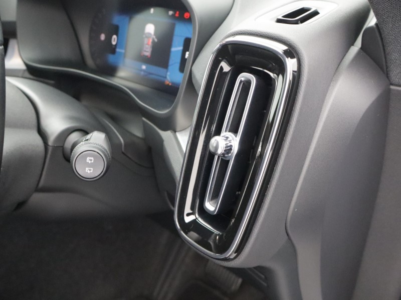 2025 (75) VOLVO XC40 2.0 B4P Plus Dark 5dr Auto 5693836