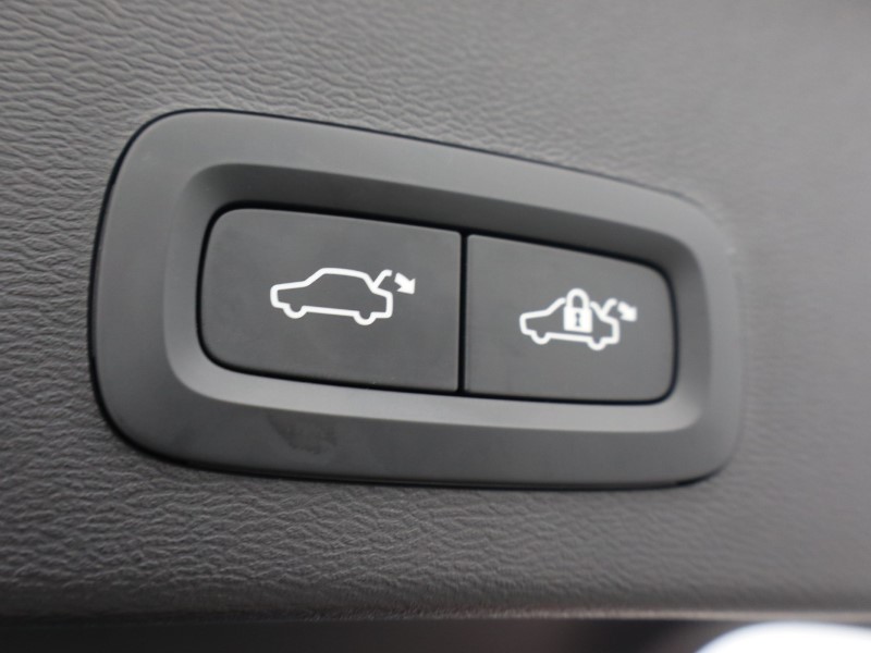 2025 (75) VOLVO XC40 2.0 B4P Plus Dark 5dr Auto 5693825