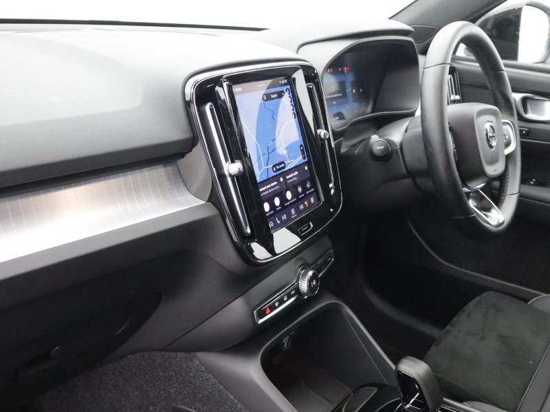 2025 (75) VOLVO XC40 2.0 B4P Plus Dark 5dr Auto 5693843