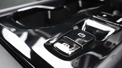 2025 (75) VOLVO XC40 2.0 B4P Plus Dark 5dr Auto 5693863