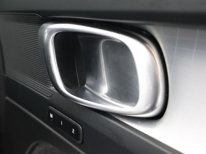 2025 (75) VOLVO XC40 2.0 B4P Plus Dark 5dr Auto 5693834