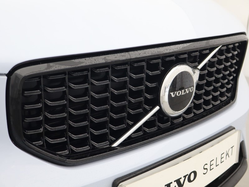 2025 (75) VOLVO XC40 2.0 B4P Plus Dark 5dr Auto 5693817