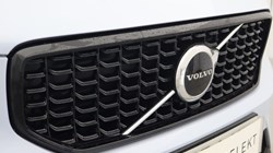 2025 (75) VOLVO XC40 2.0 B4P Plus Dark 5dr Auto 5693817