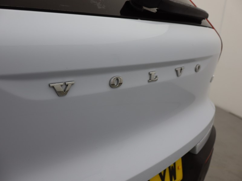 2025 (75) VOLVO XC40 2.0 B4P Plus Dark 5dr Auto 5693822
