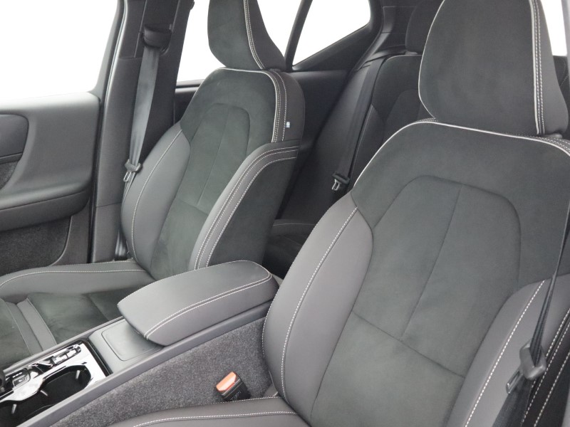 2025 (75) VOLVO XC40 2.0 B4P Plus Dark 5dr Auto 5693841