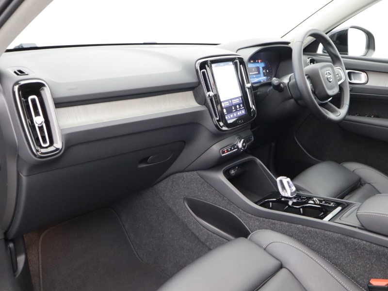 2025 (25) VOLVO XC40 2.0 B3P Ultra Bright 5dr Auto 5729831