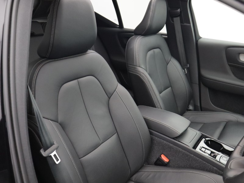 2025 (25) VOLVO XC40 2.0 B3P Ultra Bright 5dr Auto 5729829