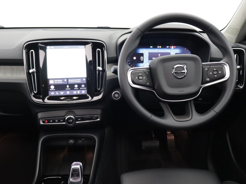 2025 (25) VOLVO XC40 2.0 B3P Ultra Bright 5dr Auto 5729838