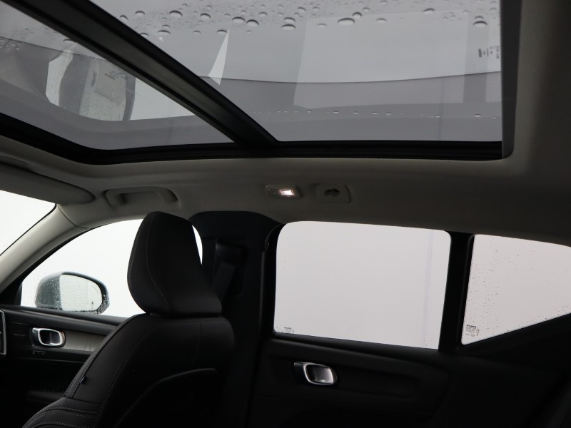 2025 (75) VOLVO XC40 2.0 B4P Ultra Bright 5dr Auto 5734352