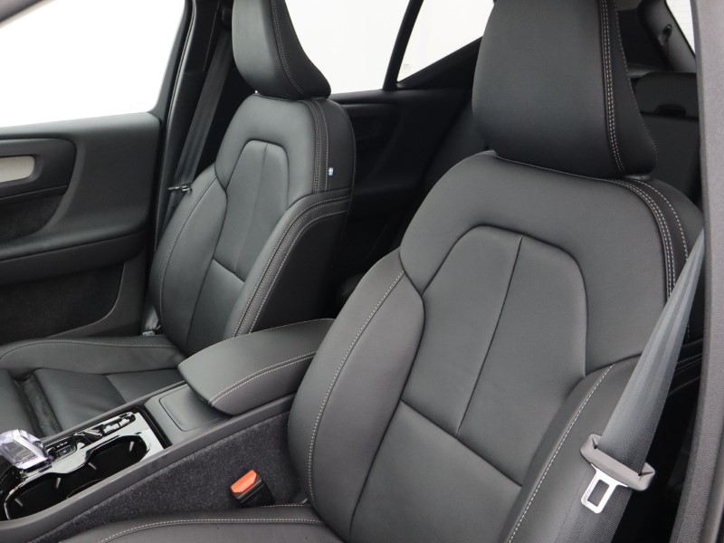 2025 (75) VOLVO XC40 2.0 B4P Ultra Bright 5dr Auto 5734348