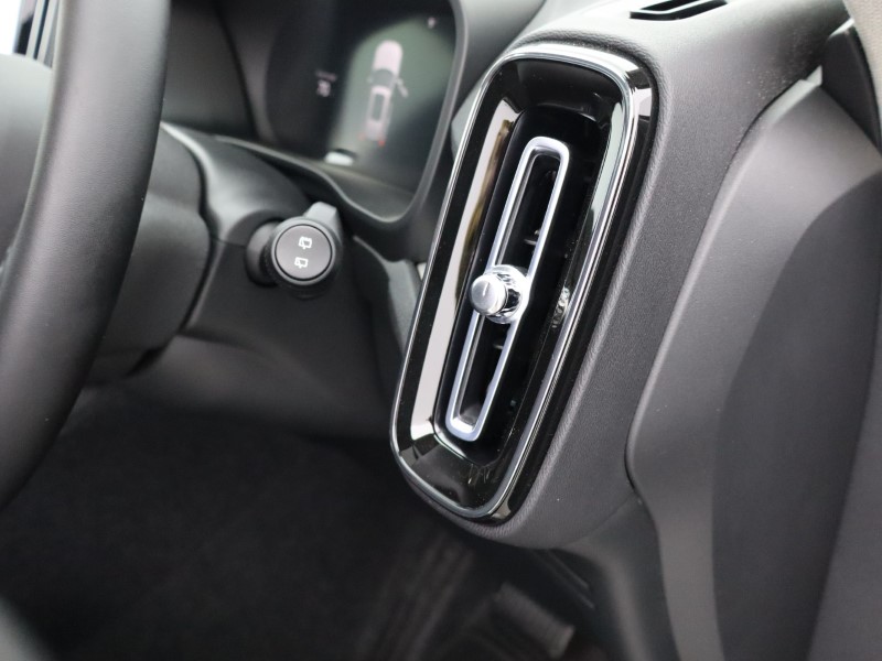 2025 (75) VOLVO XC40 2.0 B4P Ultra Bright 5dr Auto 5734343