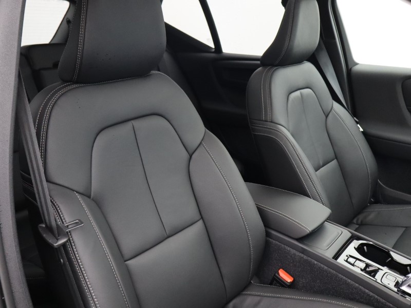 2025 (75) VOLVO XC40 2.0 B4P Ultra Bright 5dr Auto 5734347