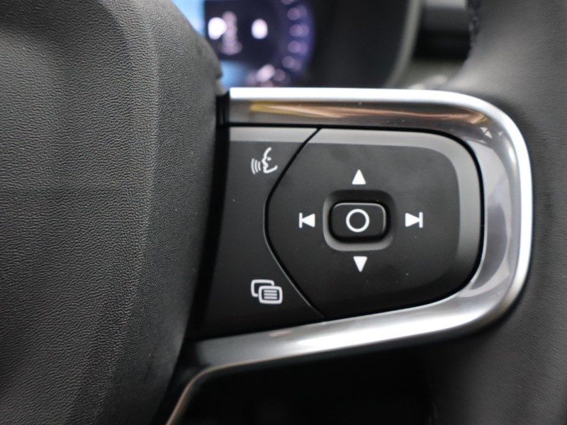 2025 (75) VOLVO XC40 2.0 B4P Ultra Bright 5dr Auto 5734365