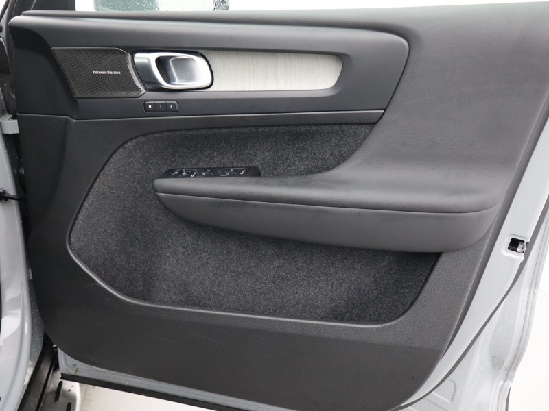 2025 (75) VOLVO XC40 2.0 B4P Ultra Bright 5dr Auto 5734338