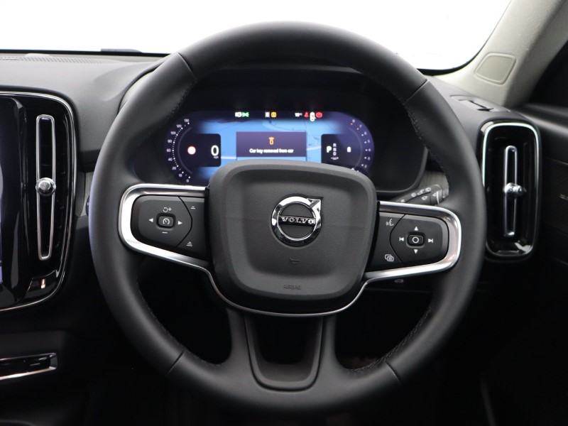 2025 (75) VOLVO XC40 2.0 B4P Ultra Bright 5dr Auto 5734363
