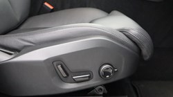 2024 (24) VOLVO XC60 2.0 B5P Plus Dark 5dr AWD Geartronic *VAT QUALIFYING* 5825057